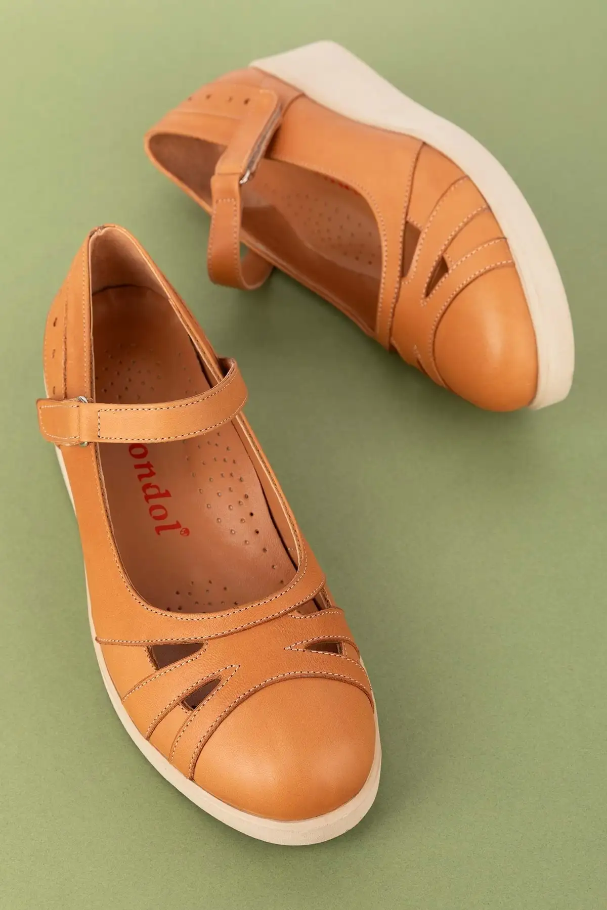 کفش زنانه راحتی با کفی آناتومیک و بند چسبی از چرم طبیعی مدل Mlk.5470 برند Gondol - 8521 کفش زنانه راحتی با کفی آناتومیک و بند چسبی از چرم طبیعی مدل Mlk.5470 برند Gondol - 8521