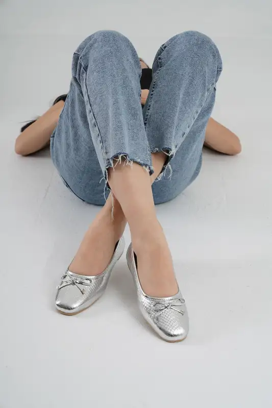 کفش تخت زنانه باله نقرهای طوسی با پاپیون چرم 1 سانتیمتری برند Beyond - 8612 کفش تخت زنانه باله نقرهای طوسی با پاپیون چرم 1 سانتیمتری برند Beyond - 8612