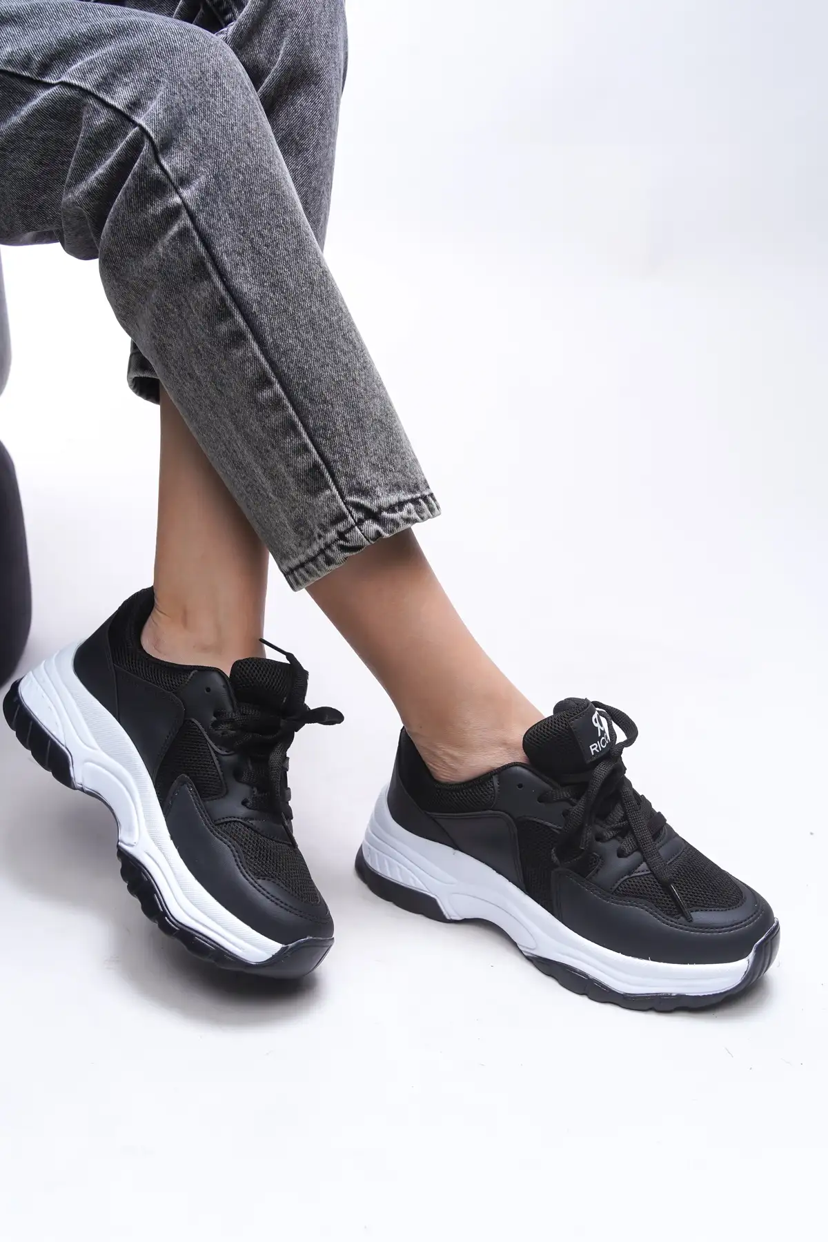 کفش کتانی زنانه ورزشی مشکی و سفید 0012140 برند Riccon - 8442 کفش کتانی زنانه ورزشی مشکی و سفید 0012140 برند Riccon - 8442