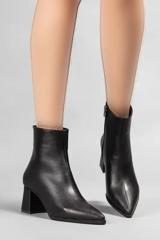 بوت و نیم بوت زنانه چکمه مشکی با جزئیات قابل جدا شدن دمپایی، نک تیز با زیپ برند camaiore - 8601 بوت و نیم بوت زنانه چکمه مشکی با جزئیات قابل جدا شدن دمپایی، نک تیز با زیپ برند camaiore - 8601