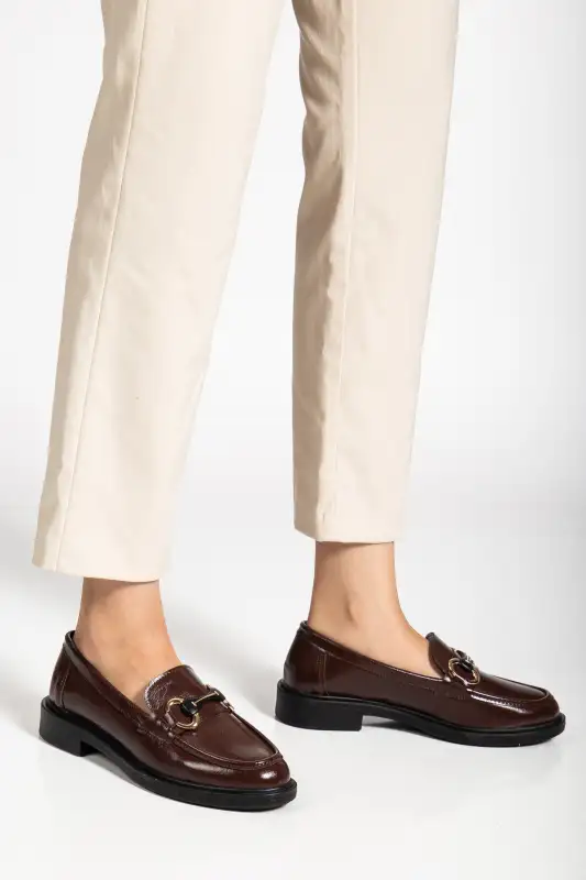 کفش لوفر زنانه لوافر با جزئیات و طراحی قهوهای تیره برند RİSSOLİ - 8548 کفش لوفر زنانه لوافر با جزئیات و طراحی قهوهای تیره برند RİSSOLİ - 8548