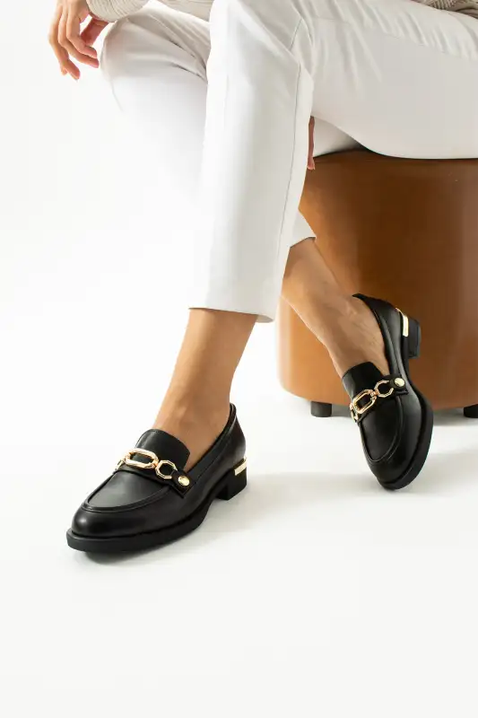 کفش لوفر زنانه چرم مات مشکی، راحت و شیک روزمره، پاشنه‌دار با نوار طلایی برند Güllü Shoes - 8581