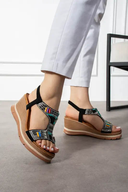 کفش صندل زنانه با پاشنه بلند و جزئیات سنگی برند MERVESTORE - 8594 کفش صندل زنانه با پاشنه بلند و جزئیات سنگی برند MERVESTORE - 8594