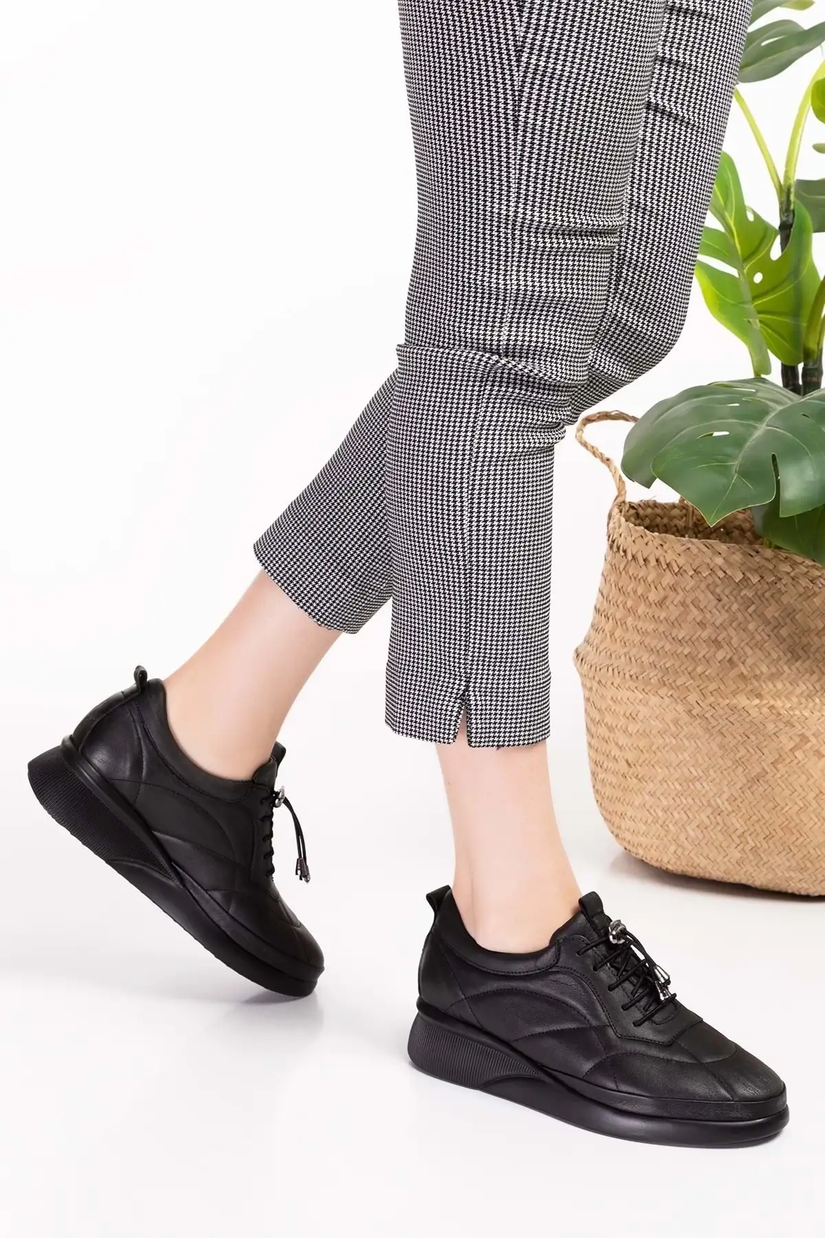 کفش زنانه راحتی بنددار با کفی آناتومیک از چرم طبیعی - مدل Ndr.5506 - رنگ مشکی - سایز 40 برند Gondol - 8493 کفش زنانه راحتی بنددار با کفی آناتومیک از چرم طبیعی - مدل Ndr.5506 - رنگ مشکی - سایز 40 برند Gondol - 8493