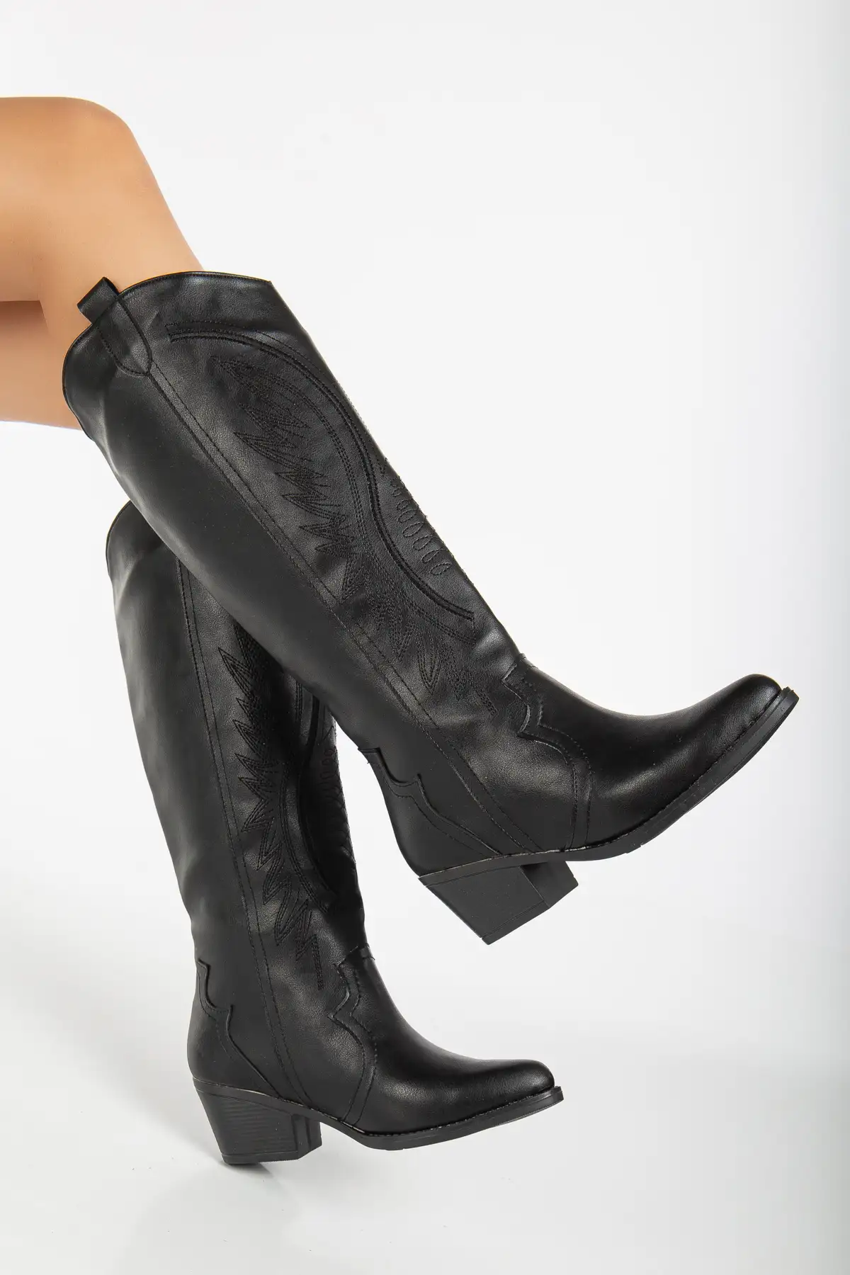 بوت و نیم‌ بوت زنانه چرم مات سیاه ریسلی با نقش‌دزی ستن کبی کلاهبردار برند RİSSOLİ - 8432