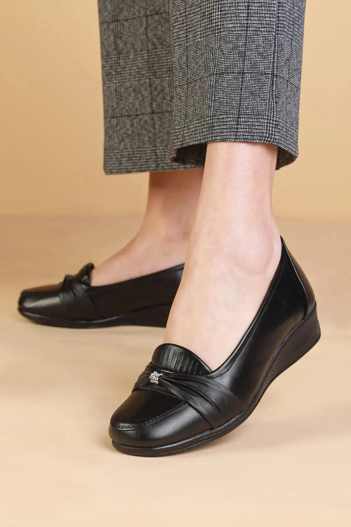 کفش زنانه کلاسیک مشکی از چرم طبیعی، ortopedik برای مادران، راحتی مادر، روزمره جلی برند KAOF SHOES - 8466 کفش زنانه کلاسیک مشکی از چرم طبیعی، ortopedik برای مادران، راحتی مادر، روزمره جلی برند KAOF SHOES - 8466