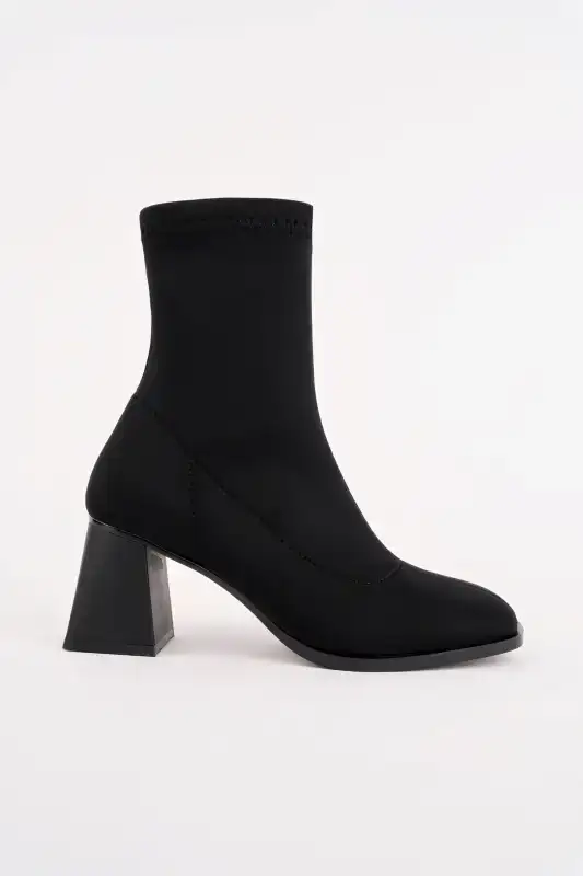 بوت و نیم بوت زنانه چکمه کاترین با پاشنه ضخیم ساق کتاه برند GÜLCE SHOES - 8604 بوت و نیم بوت زنانه چکمه کاترین با پاشنه ضخیم ساق کتاه برند GÜLCE SHOES - 8604