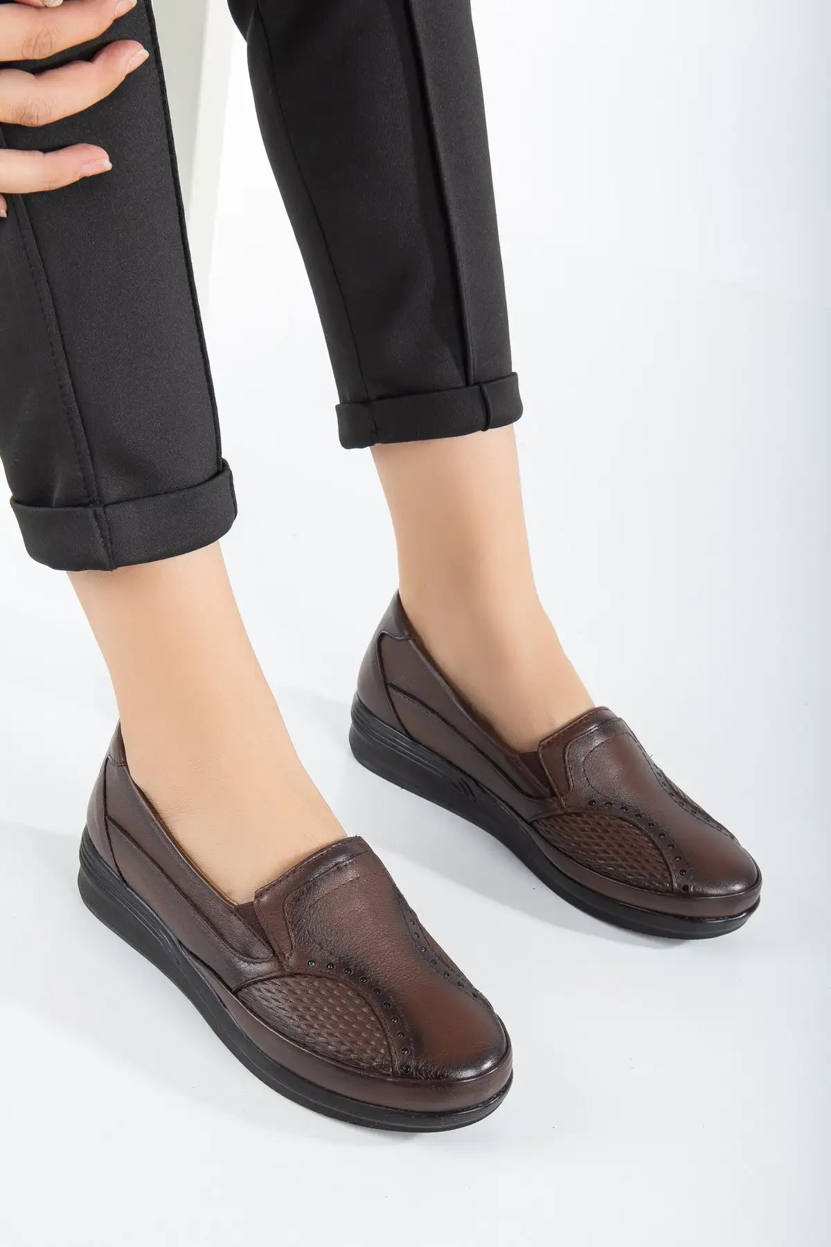 کفش زنانه مادرانه فوق‌العاده راحت با کفی تمام اورتوپدیک و طراحی سنگ‌کاری شده از برند دورتکس، ساخته شده از چرم طبیعی برند The Dortex Shoes - 8487