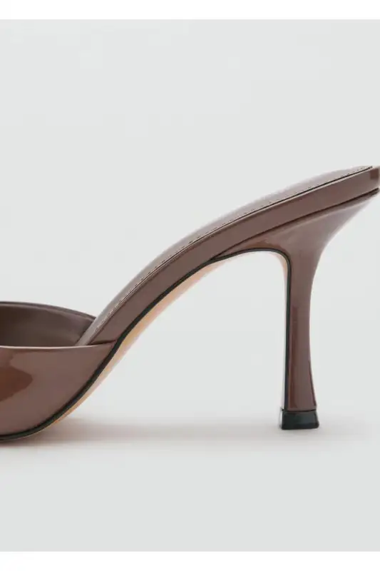 کفش صندل زنانه پاشنهدار با ظاهر چرم براق برند MANGO - 8590 کفش صندل زنانه پاشنهدار با ظاهر چرم براق برند MANGO - 8590