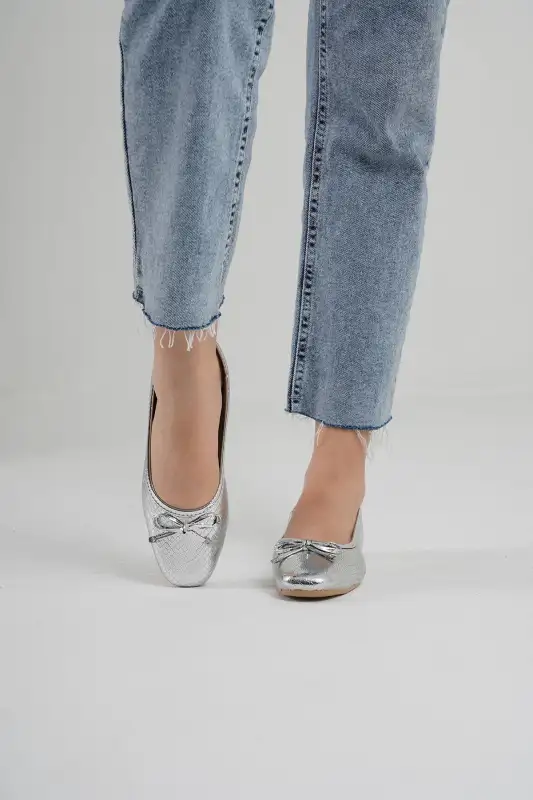 کفش تخت زنانه باله نقرهای طوسی با پاپیون چرم 1 سانتیمتری برند Beyond - 8612 کفش تخت زنانه باله نقرهای طوسی با پاپیون چرم 1 سانتیمتری برند Beyond - 8612