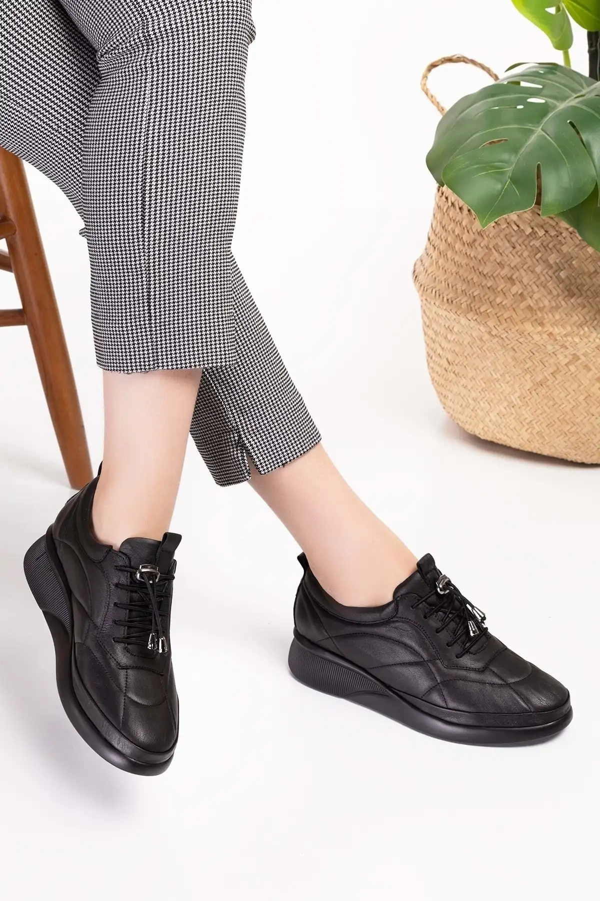 کفش زنانه راحتی بنددار با کفی آناتومیک از چرم طبیعی - مدل Ndr.5506 - رنگ مشکی - سایز 40 برند Gondol - 8493 کفش زنانه راحتی بنددار با کفی آناتومیک از چرم طبیعی - مدل Ndr.5506 - رنگ مشکی - سایز 40 برند Gondol - 8493