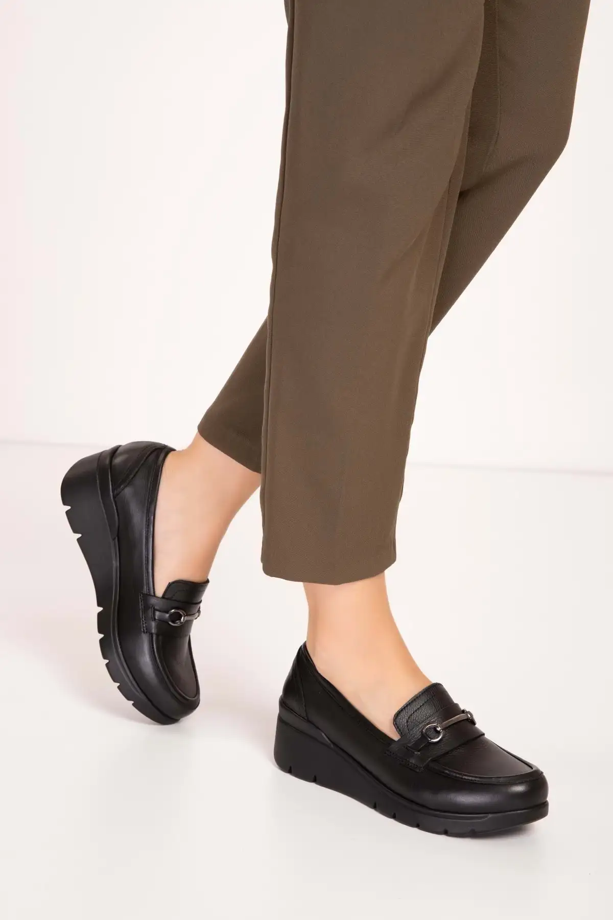 کفش زنانه راحت با جزئیات قفل و کفی آناتومیک از چرم اصل مدل Esfa.2086 برند Gondol - 8473 کفش زنانه راحت با جزئیات قفل و کفی آناتومیک از چرم اصل مدل Esfa.2086 برند Gondol - 8473