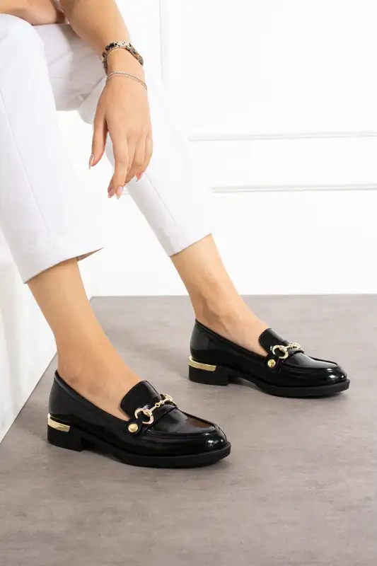 کفش لوفر زنانه ماد مچ پاش سیاه با بند طلایی قابل تعویض، روزمره راحت و شیک با پاشنه برند Güllü Shoes - 8575 کفش لوفر زنانه ماد مچ پاش سیاه با بند طلایی قابل تعویض، روزمره راحت و شیک با پاشنه برند Güllü Shoes - 8575