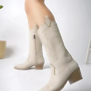 بوت و نیم‌ بوت زنانه چکمه‌های کابیی چرم بژ با گلدزی، فصل جدید برند bakacstore - 8431