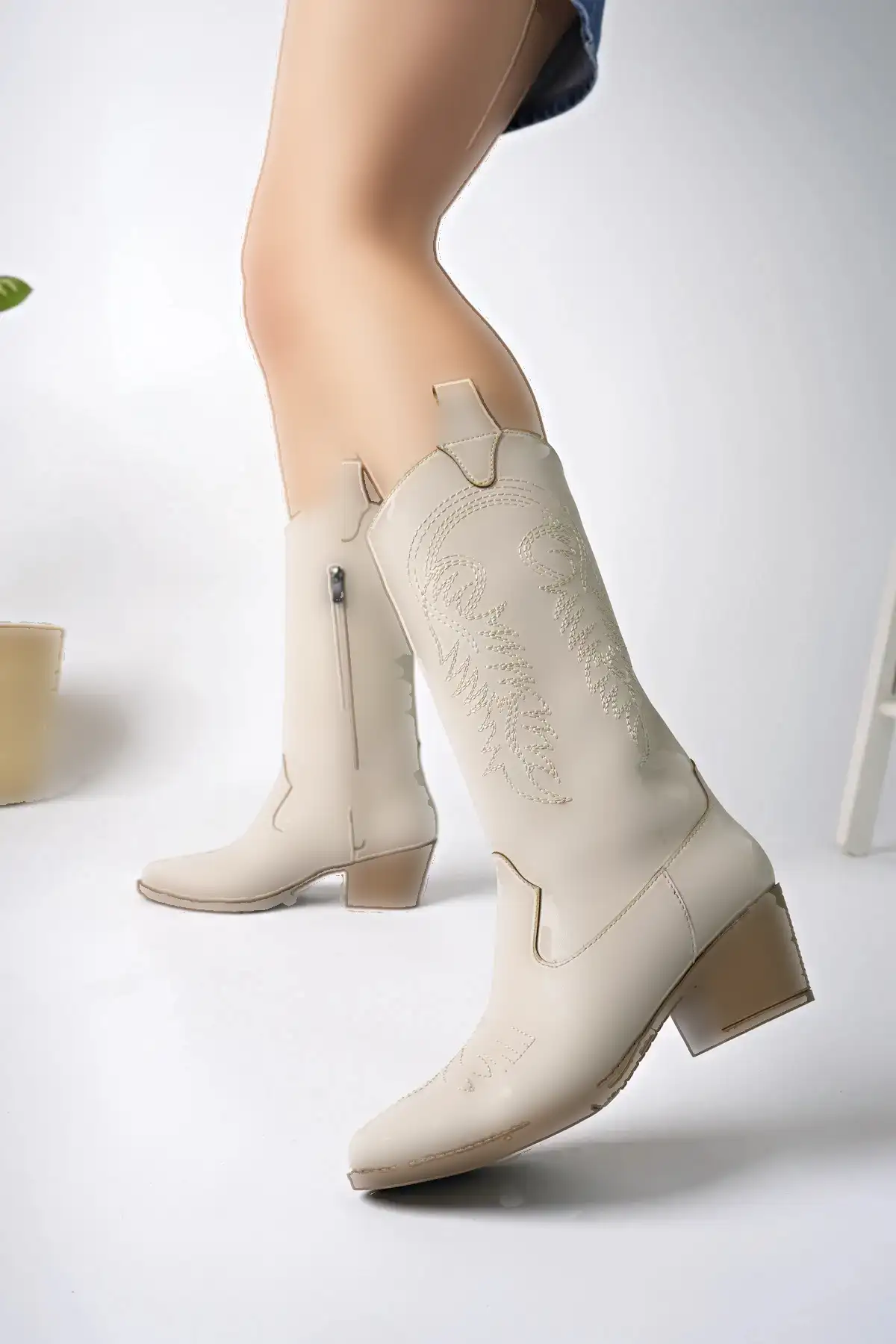 بوت و نیم‌ بوت زنانه چکمه‌های کابیی چرم بژ با گلدزی، فصل جدید برند bakacstore - 8431