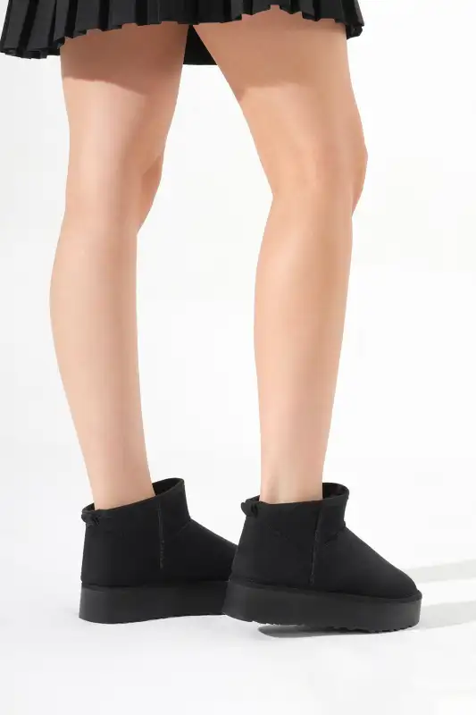 بوت و نیم بوت زنانه مشکی با کفی ضخیم ظاهری از جیر داخلی پشمی برند Tonny Black - 8673 بوت و نیم بوت زنانه مشکی با کفی ضخیم ظاهری از جیر داخلی پشمی برند Tonny Black - 8673