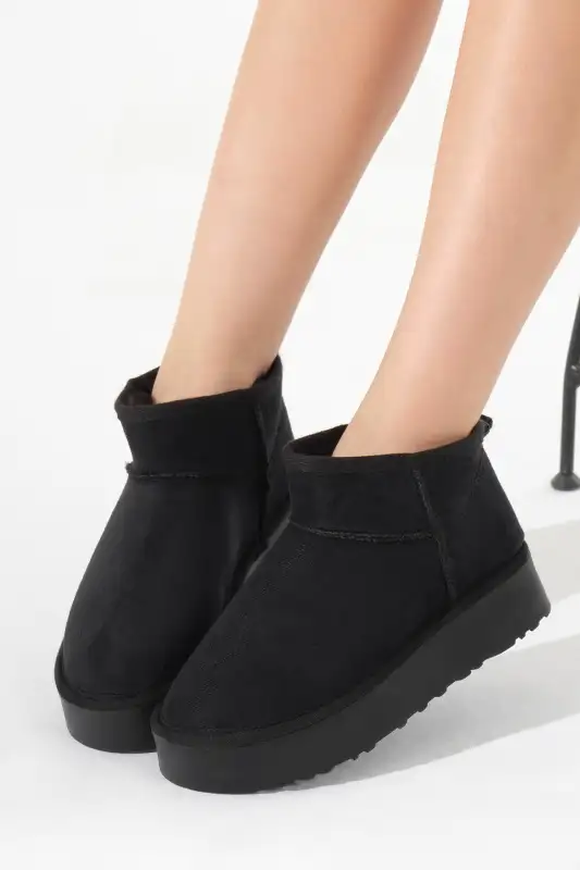 بوت و نیم بوت زنانه مشکی با کفی ضخیم ظاهری از جیر داخلی پشمی برند Tonny Black - 8673 بوت و نیم بوت زنانه مشکی با کفی ضخیم ظاهری از جیر داخلی پشمی برند Tonny Black - 8673