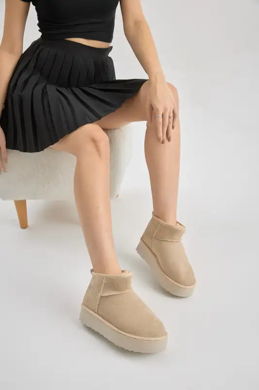 بوت و نیم‌ بوت زنانه پنجه ضخیم با ریه جیر داخل پُر از پشم بژ برند Tonny Black - 8670