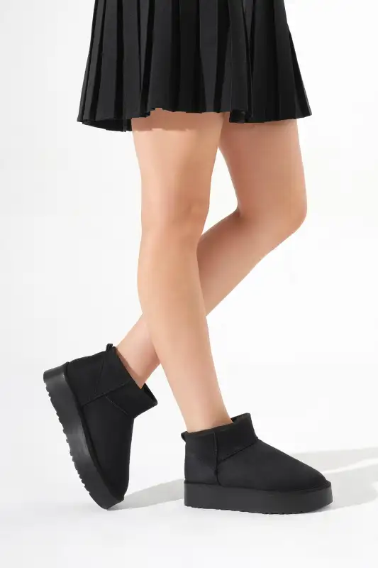 بوت و نیم بوت زنانه مشکی با کفی ضخیم ظاهری از جیر داخلی پشمی برند Tonny Black - 8673 بوت و نیم بوت زنانه مشکی با کفی ضخیم ظاهری از جیر داخلی پشمی برند Tonny Black - 8673