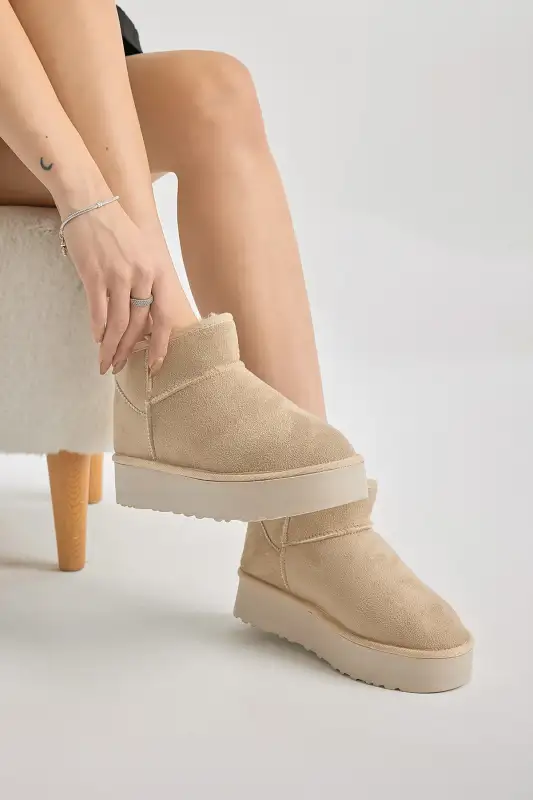 بوت و نیم‌ بوت زنانه پنجه ضخیم با ریه جیر داخل پُر از پشم بژ برند Tonny Black - 8670