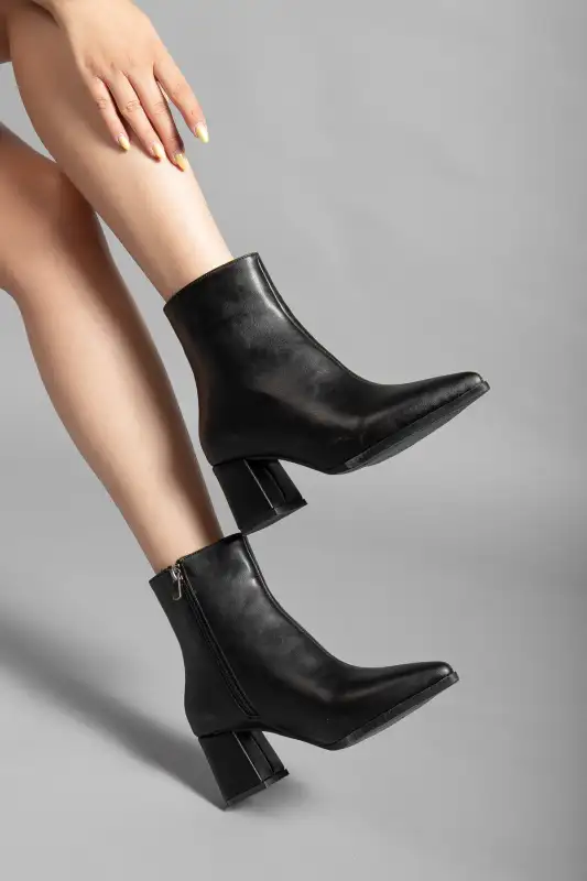 بوت و نیم‌ بوت زنانه رپش چرم سیاه ساده با پاشنه برند camaiore - 8664