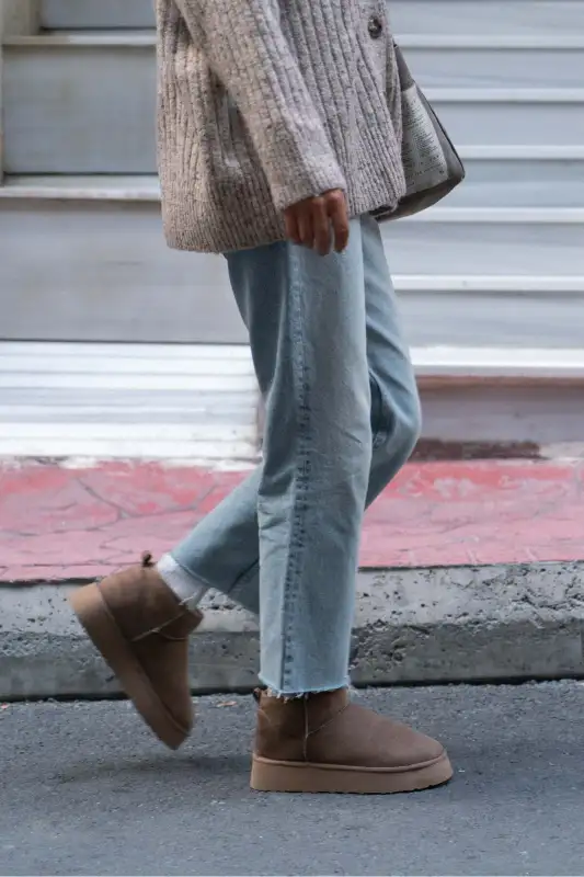 بوت و نیم‌ بوت زنانه مینی با رنگ بژ تیره از جنس سئد زیره ضخیم با کف داخلی پشمی برند NİŞANTAŞI SHOES - 8662