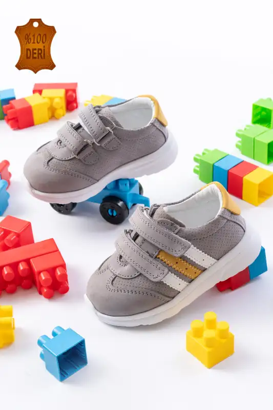 کفش نوزاد پسر اسپرت ی ارتوپدی ولکرو مردانه چرم اصل خاکستری - 8615 کفش نوزاد پسر اسپرت ی ارتوپدی ولکرو مردانه چرم اصل خاکستری - 8615