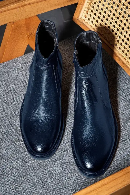 بوت مردانه روزانه چلسی با زیپ و کفی ضد لغزش از چرم طبیعی بریستول - رنگ سرمهای برند Ducavelli - 8631 بوت مردانه روزانه چلسی با زیپ و کفی ضد لغزش از چرم طبیعی بریستول - رنگ سرمهای برند Ducavelli - 8631