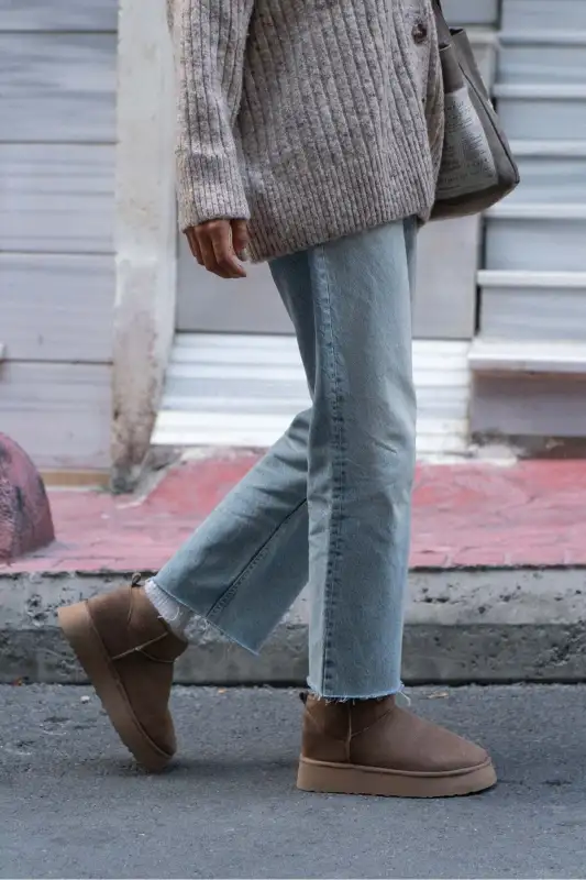 بوت و نیم‌ بوت زنانه مینی با رنگ بژ تیره از جنس سئد زیره ضخیم با کف داخلی پشمی برند NİŞANTAŞI SHOES - 8662