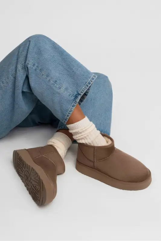 بوت و نیم‌ بوت زنانه مینی با رنگ بژ تیره از جنس سئد زیره ضخیم با کف داخلی پشمی برند NİŞANTAŞI SHOES - 8662