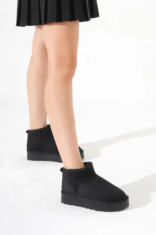 بوت و نیم بوت زنانه مشکی با کفی ضخیم ظاهری از جیر داخلی پشمی برند Tonny Black - 8673 بوت و نیم بوت زنانه مشکی با کفی ضخیم ظاهری از جیر داخلی پشمی برند Tonny Black - 8673